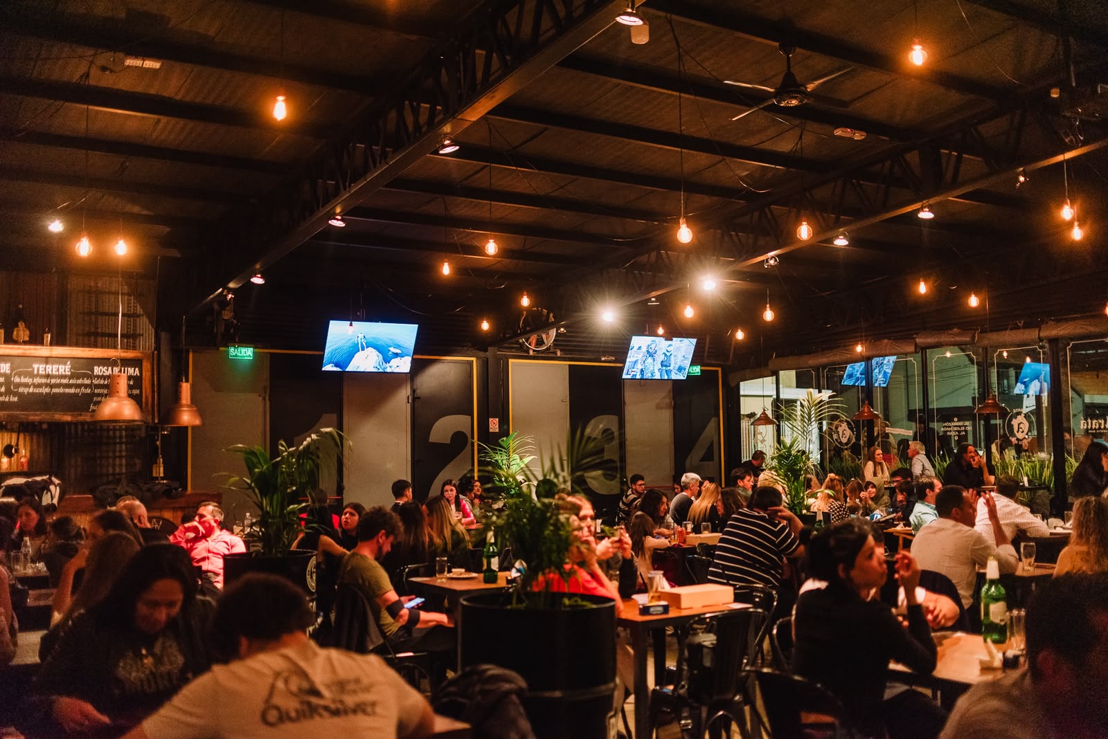 Mesas ocupadas dentro del resto bar